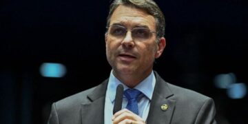 “É uma decisão exótica”, diz Flávio Bolsonaro após Alexandre de Moraes autorizar prisão domiciliar ao ex-presidente por 90 dias