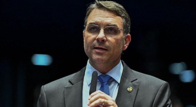 “É uma decisão exótica”, diz Flávio Bolsonaro após Alexandre de Moraes autorizar prisão domiciliar ao ex-presidente por 90 dias