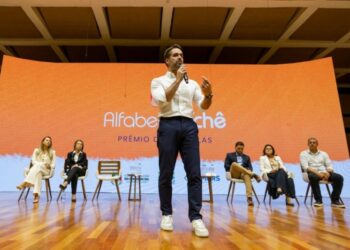 Governador Eduardo Leite entrega premiação para as 200 escolas com os melhores resultados no Programa Alfabetiza Tchê