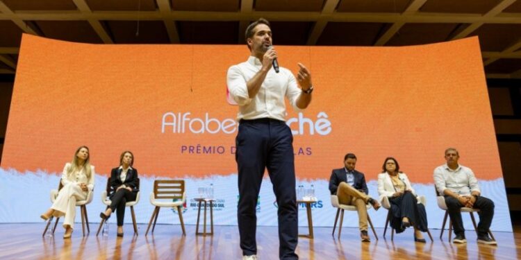 Governador Eduardo Leite entrega premiação para as 200 escolas com os melhores resultados no Programa Alfabetiza Tchê