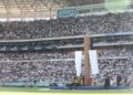 Milhares de fiéis lotam a Arena do Grêmio em ato de fé na Sexta-feira da Paixão