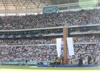 Milhares de fiéis lotam a Arena do Grêmio em ato de fé na Sexta-feira da Paixão