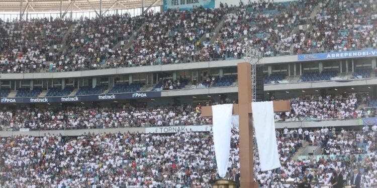 Milhares de fiéis lotam a Arena do Grêmio em ato de fé na Sexta-feira da Paixão