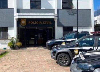 Homem vai até a delegacia de Polícia Civil para solicitar a emissão de sua certidão de antecedentes policiais e acaba preso em Farroupilha