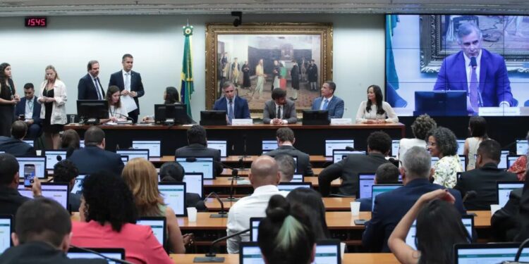 Proposta que reduz maioridade penal de 18 para 16 anos é aprovada na Câmara dos Deputados
