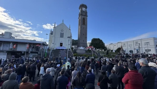 Flores da Cunha prepara Corpus Christi com tapetes coloridos e solidariedade