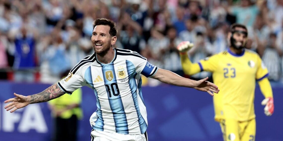 Messi faz três, vira maior artilheiro das Copas e Argentina estreia com vitória sobre a Argélia