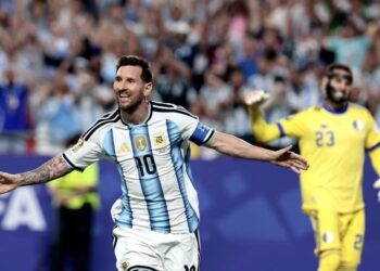 Messi faz três, vira maior artilheiro das Copas e Argentina estreia com vitória sobre a Argélia