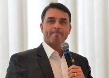 Flávio é proibido de visitar o pai, Jair Bolsonaro, por 90 dias
