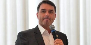 Flávio é proibido de visitar o pai, Jair Bolsonaro, por 90 dias