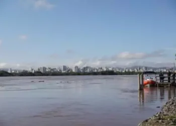 Defesa Civil Estadual alerta para risco muito alto de inundação nas ilhas de Porto Alegre devido à elevação do Guaíba