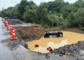 Motorista de Nova Roma do Sul sai ileso após veículo cair em buraco de obra na ERS-448