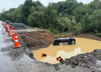 Motorista de Nova Roma do Sul sai ileso após veículo cair em buraco de obra na ERS-448