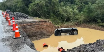 Motorista de Nova Roma do Sul sai ileso após veículo cair em buraco de obra na ERS-448