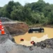 Motorista de Nova Roma do Sul sai ileso após veículo cair em buraco de obra na ERS-448