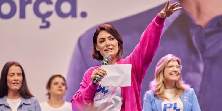 Michelle Bolsonaro anuncia saída do PL Mulher, após crise com Flávio