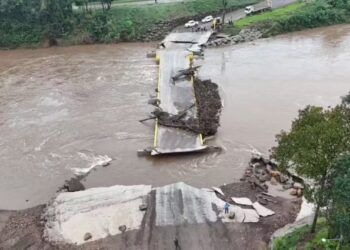 Ponte construída pela comunidade após enchente de 2024 é destruída pela segunda vez com força da chuva no RS