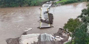 Ponte construída pela comunidade após enchente de 2024 é destruída pela segunda vez com força da chuva no RS