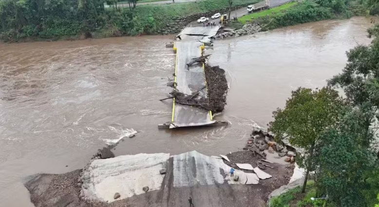 Ponte construída pela comunidade após enchente de 2024 é destruída pela segunda vez com força da chuva no RS