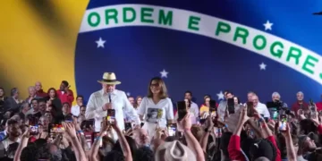 PT oficializa Lula como candidato à Presidência pela oitava vez