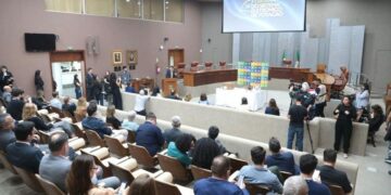 Urna eletrônica é aberta em ato público na Justiça Eleitoral gaúcha para demonstrar a transparência e segurança do equipamento