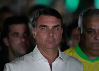 Flávio Bolsonaro desiste de pedir anulação da eleição e mira cassação da chapa de Lula