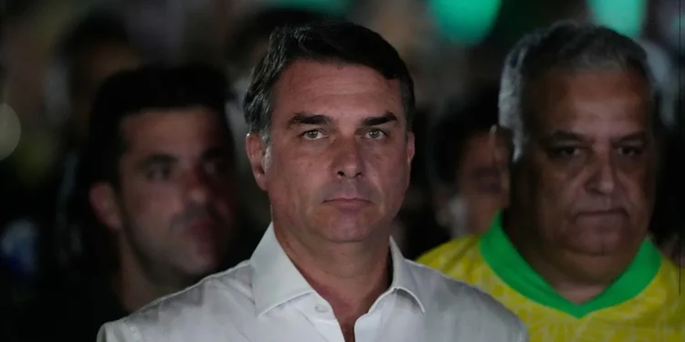 Flávio Bolsonaro desiste de pedir anulação da eleição e mira cassação da chapa de Lula