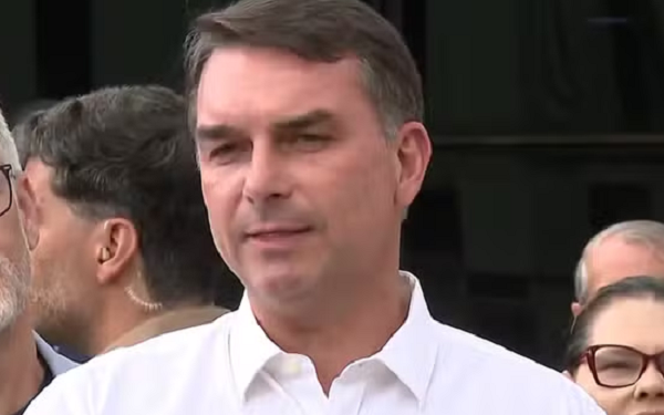 Trump dará visto para Flávio Bolsonaro e a sua família nos Estados Unidos