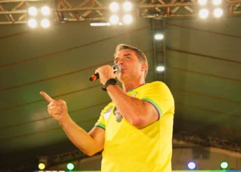 Flávio Bolsonaro afirma que dará reajuste acima da inflação a aposentadorias se eleito