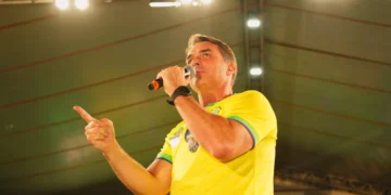 Flávio Bolsonaro afirma que dará reajuste acima da inflação a aposentadorias se eleito